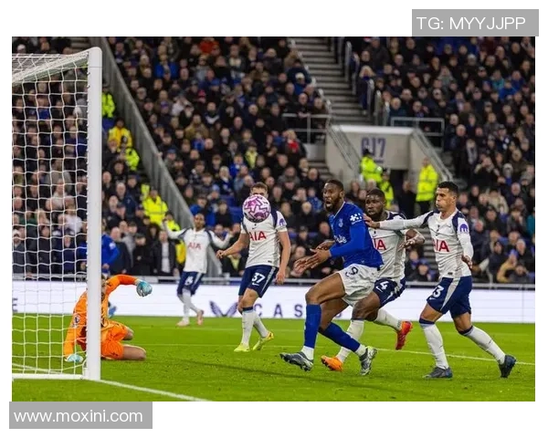 英超大战切尔西大胜阿森纳补时争议进球点燃全场激情