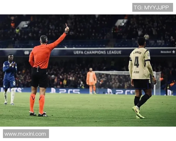 世界杯激战巴黎圣日耳曼与巴萨平局红牌事件引发全场热议与争议