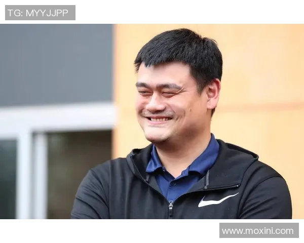 姚明在比赛中遭遇意外撞击受伤球迷为其担忧并送上祝福