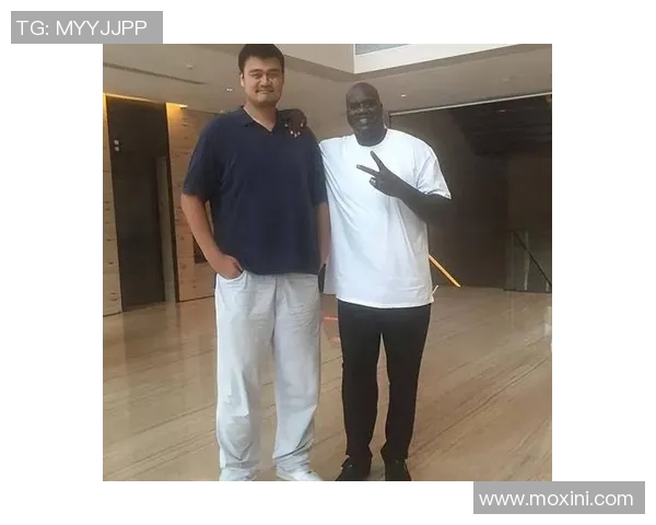 姚明再次引发热议身材变化引发球迷关注与讨论