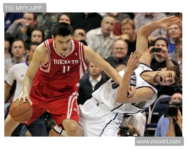 姚明巧妙应对媒体提问展现幽默风趣与智慧的精彩瞬间