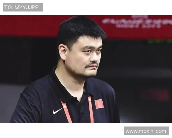 姚明抵达雅加达机场引发热烈关注与粉丝欢呼盛况