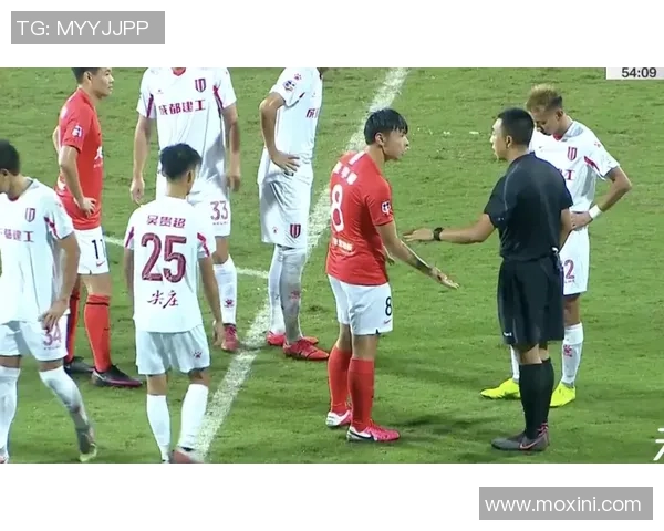 西甲激战：尤文图斯逆转巴黎圣日耳曼引发争议判罚全场沸腾